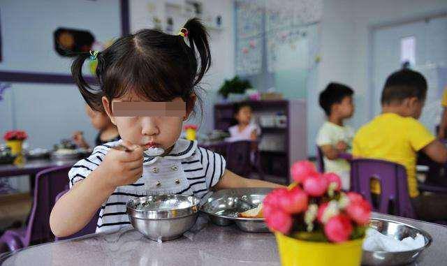 家长|孩子突然抗拒去幼儿园，家长要提高警惕，及时沟通及时处理