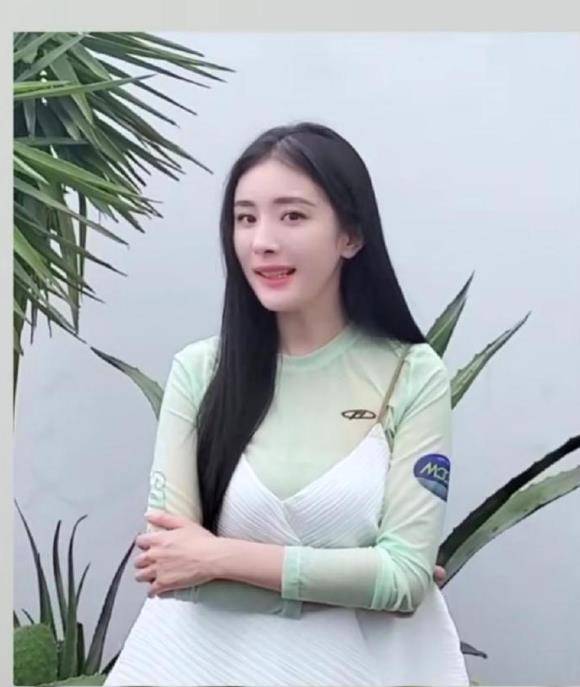 身材|杨幂的白色吊带裙太特别了，不规则设计穿出清爽随性，服了