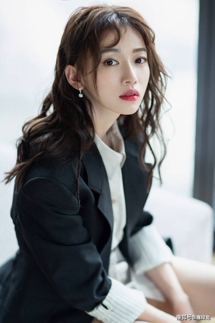 侵权|纸片人吴谨言,这也太瘦了吧,v领毛衣穿成溜肩毛衣要掉了吧