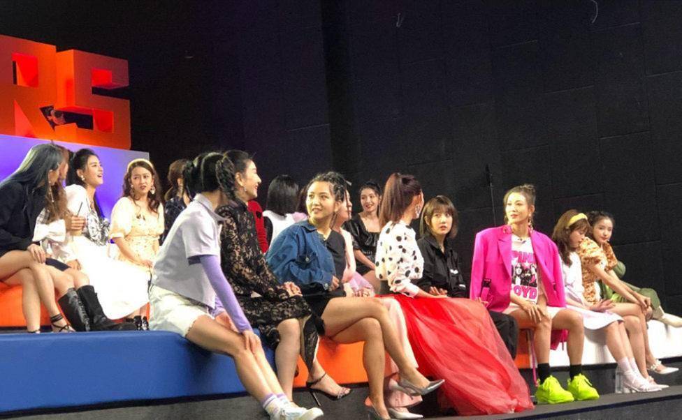 女王|何洁的时尚好难懂，为显高穿短裙却显真实腿型，全靠女王气场硬撑