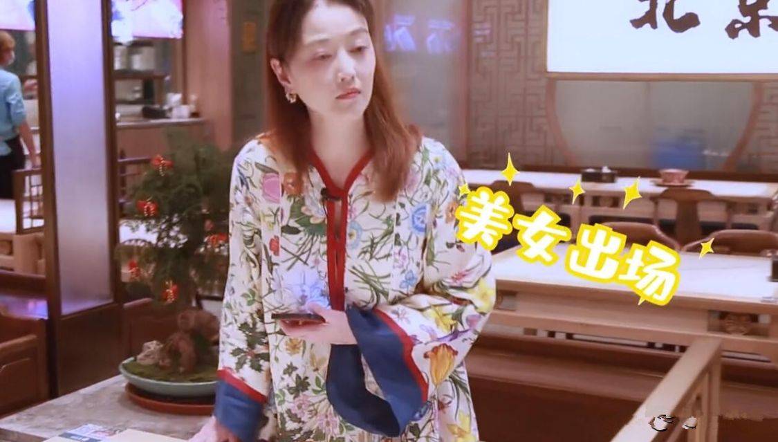 漂亮|周海媚是会装嫩，可气质的确优雅，就算老了纯天然的脸也漂亮！