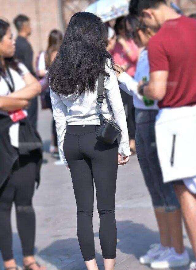 卫衣|黑色紧身打底裤搭配红色单肩包，全身是亮点，减龄效果好