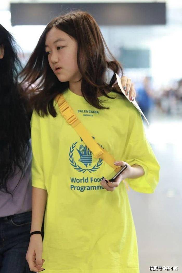 身材|王菲二女儿李嫣才15岁,就玩“下衣失踪”秀出大长腿,起点真高啊