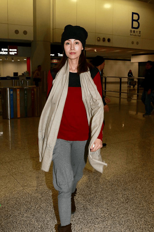 样子|李嘉欣老了回归简单？休闲裤搭配围巾颈纹都盖不住，也敢现身了