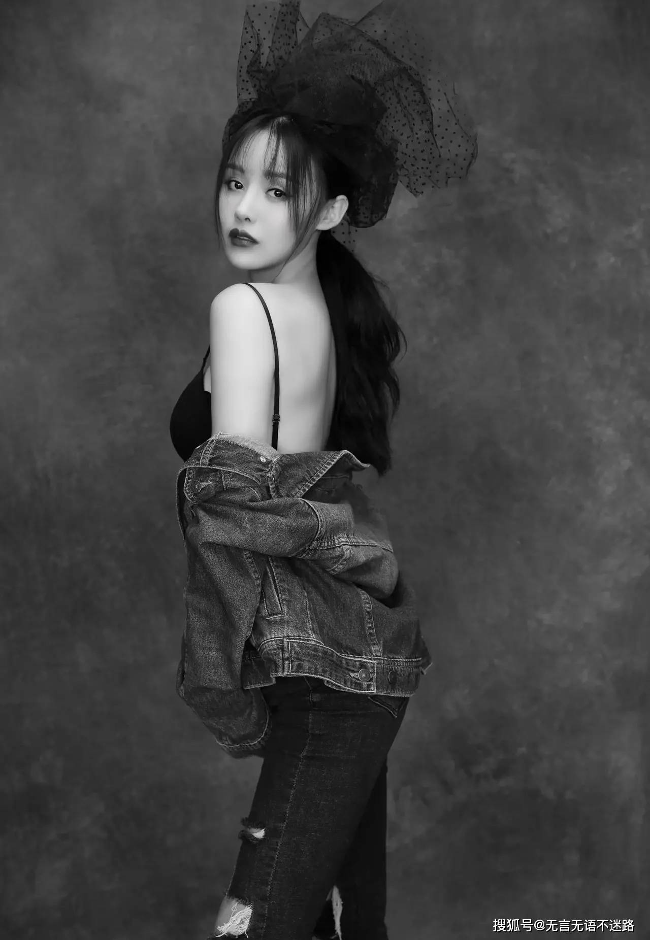 演员高溜,黑色复古造型,惊艳动人