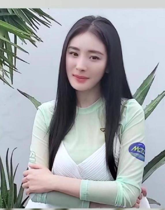 身材|杨幂的白色吊带裙太特别了，不规则设计穿出清爽随性，服了