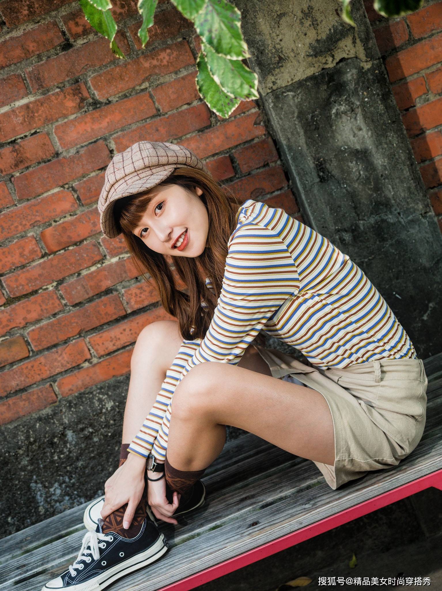 展现大|小个子女生夏天穿“条纹衫”，搭配高装袜，休闲又潮范十足