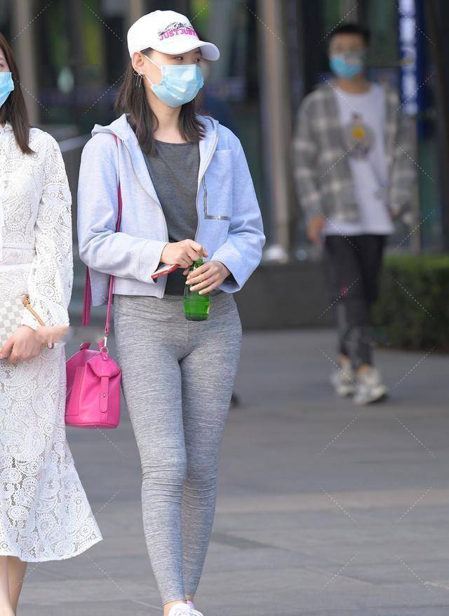 女孩子|白色短款上衣搭配灰色紧身打底裤，良好的修饰效果，很显高挑苗条