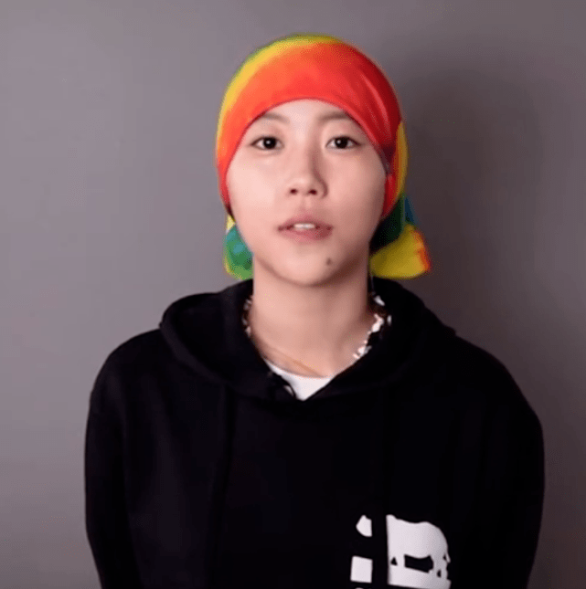 头巾|窦靖童素颜露面，绑“彩虹头巾”好少女，完美继承王菲好气质