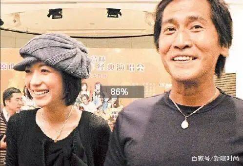 孙丽雅|齐秦小24岁娇妻气质佳，黑色紧身衣搭贝雷帽，简约中自带优雅风范