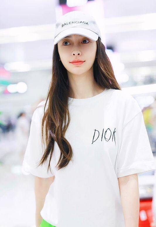 服装|是不是天然脸一眼就能分辨，baby不怕怼脸拍照，素颜也很自然