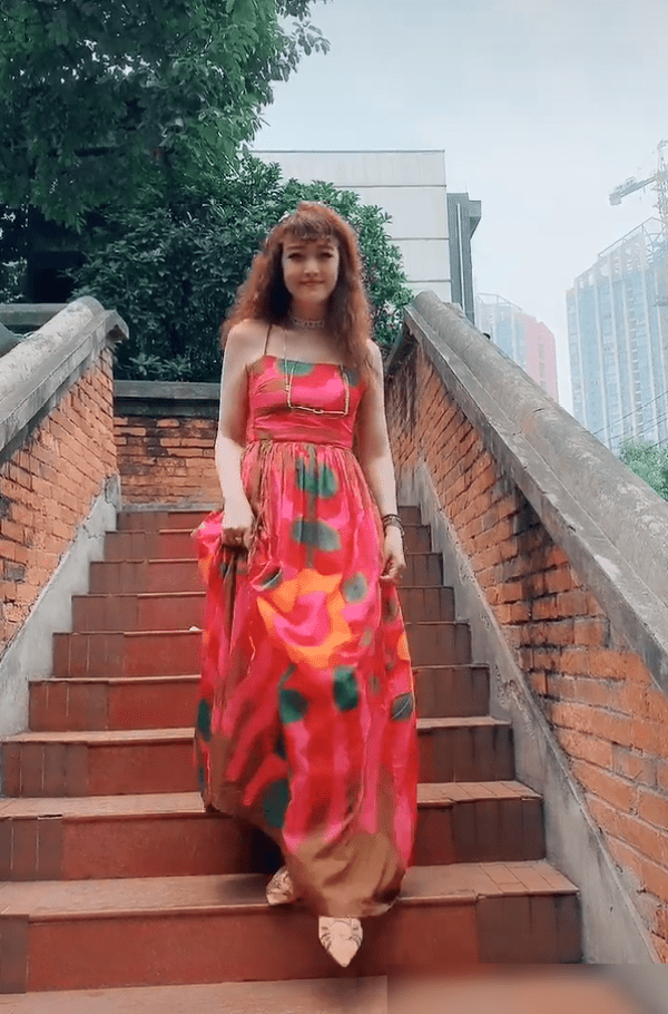 漂亮|周海媚是会装嫩，可气质的确优雅，就算老了纯天然的脸也漂亮！