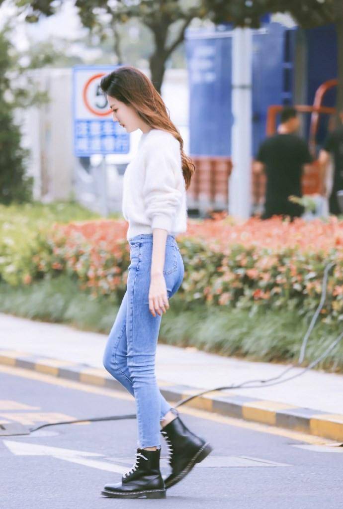 造型|路人镜头下的徐璐太瘦了，穿紧身牛仔裤还有褶，这身材我酸了