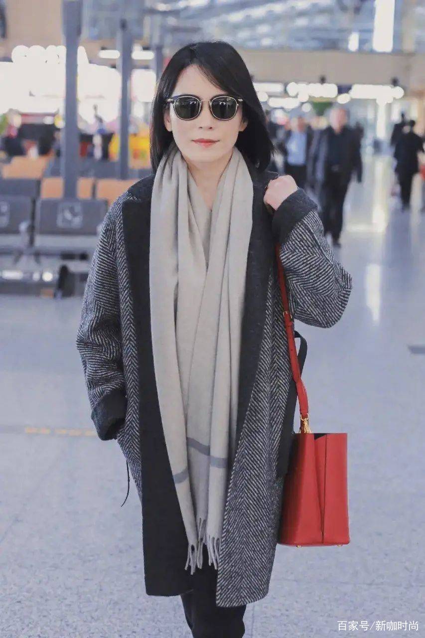 俞飞鸿|高级感穿搭就服俞飞鸿，格纹大衣搭黑长靴，又美又飒太迷人