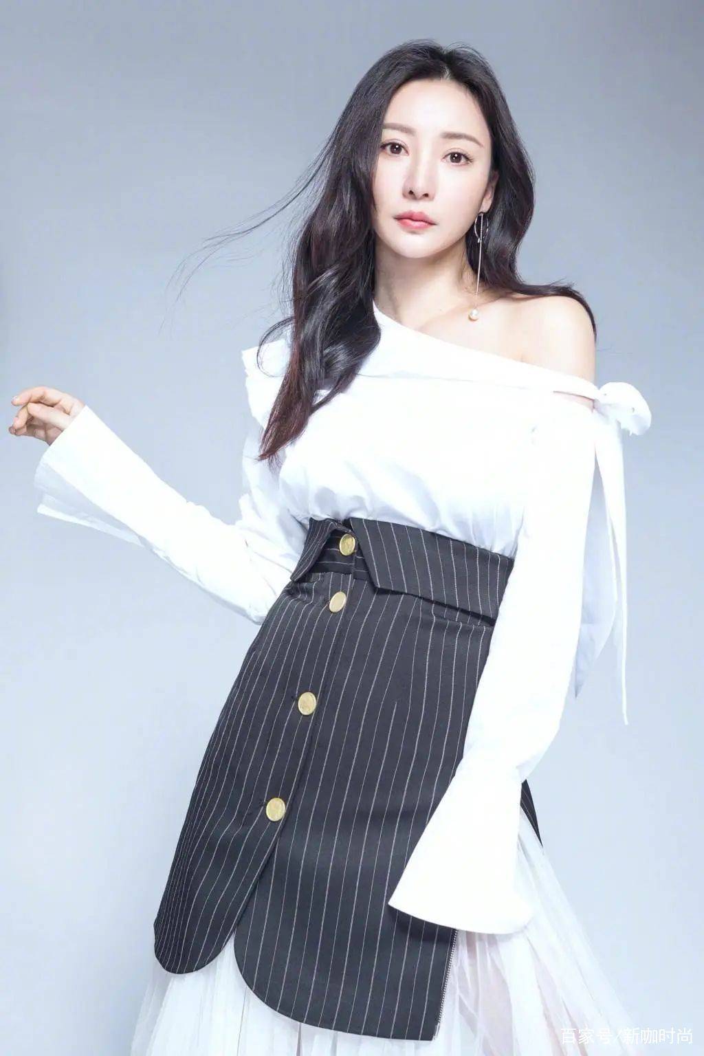 制造|柳岩的“酷girl”造型真时髦，露肩上衣搭工装牛仔，活力似少女