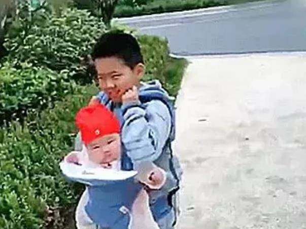 无可|兄妹俩相差十岁，哥哥带妹妹出行一脸生无可恋：比书包还要重！