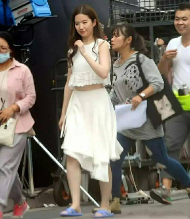 色彩|刘亦菲才是氛围感美女吧，简易打扮藏不住的浓郁仙气，没谁了