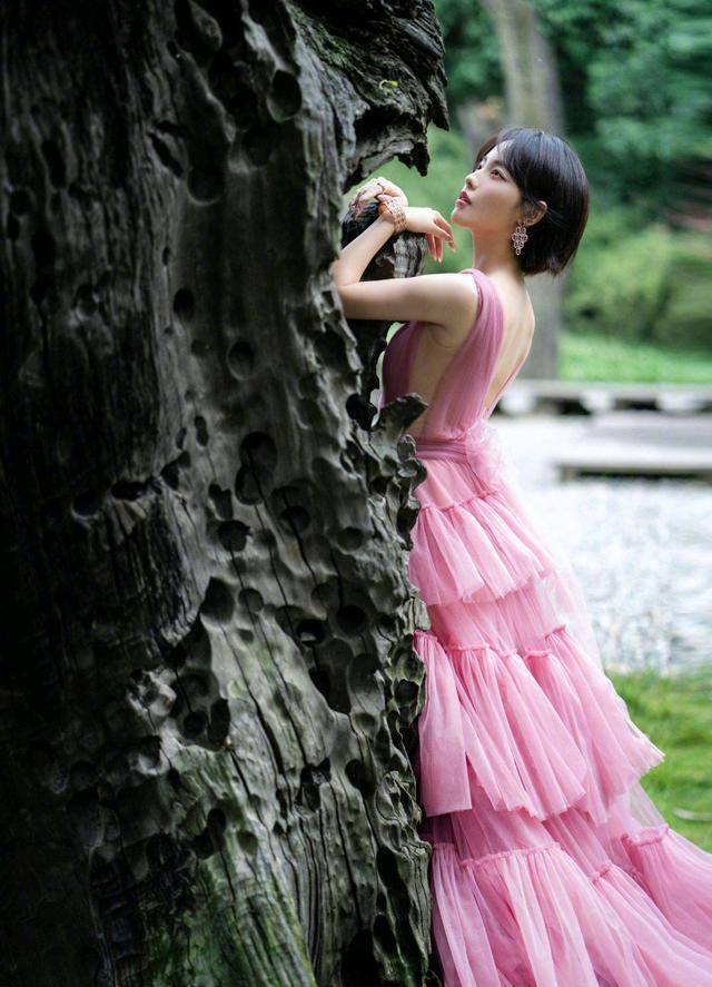 黑色|张嘉倪的小碎花裙真的穿出了时尚感，唯美轻盈又灵动，还不落俗套