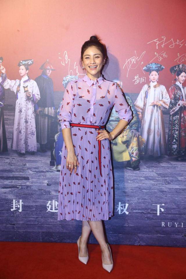 黑色|胡可蕾丝小礼裙站在沙溢旁边好娇羞，一看就很幸福