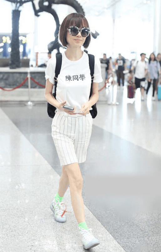 一身|鲁豫这纸片身材随便穿穿就很时尚,卡通T恤都能穿出高级感,服了