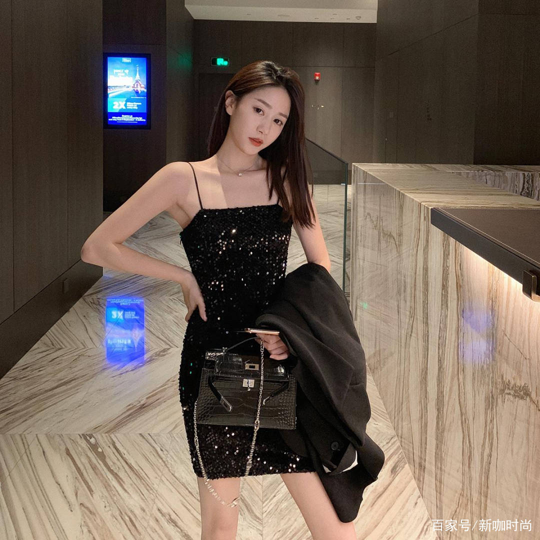 心坎|柳岩真是人间会穿，一袭深V亮片裙闪耀迷人，S型曲线撩到心坎上
