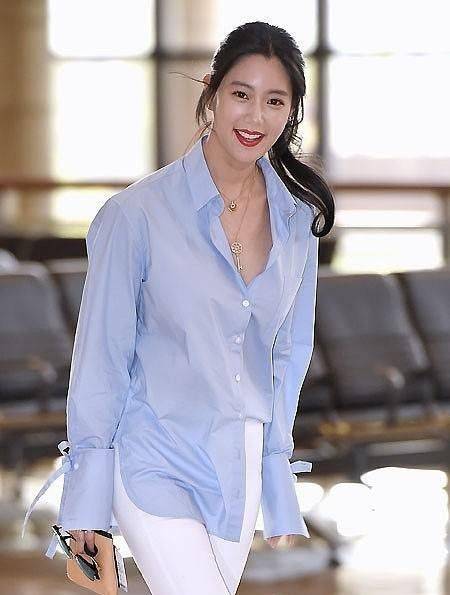 身材|克拉拉金发有“女团感”,健美身材穿炫腹衬衫,站人堆里也出挑