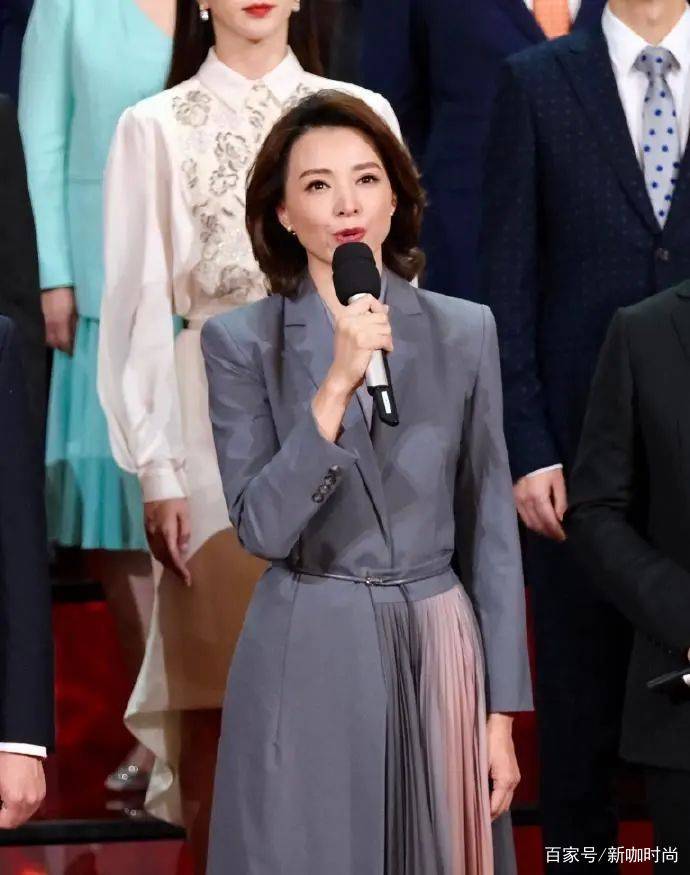 西装|陈数和董卿的西服裙穿搭,优雅知性的女人一定不能错过