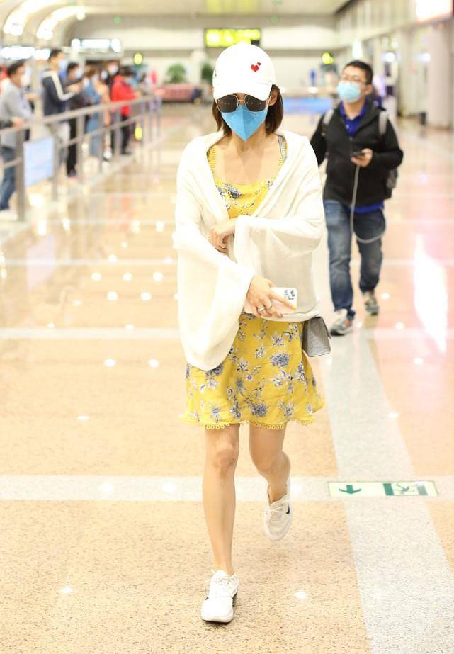 身材|张嘉倪的锁骨好精致，就是身材没啥女人味，吊带针织衫穿出优雅感