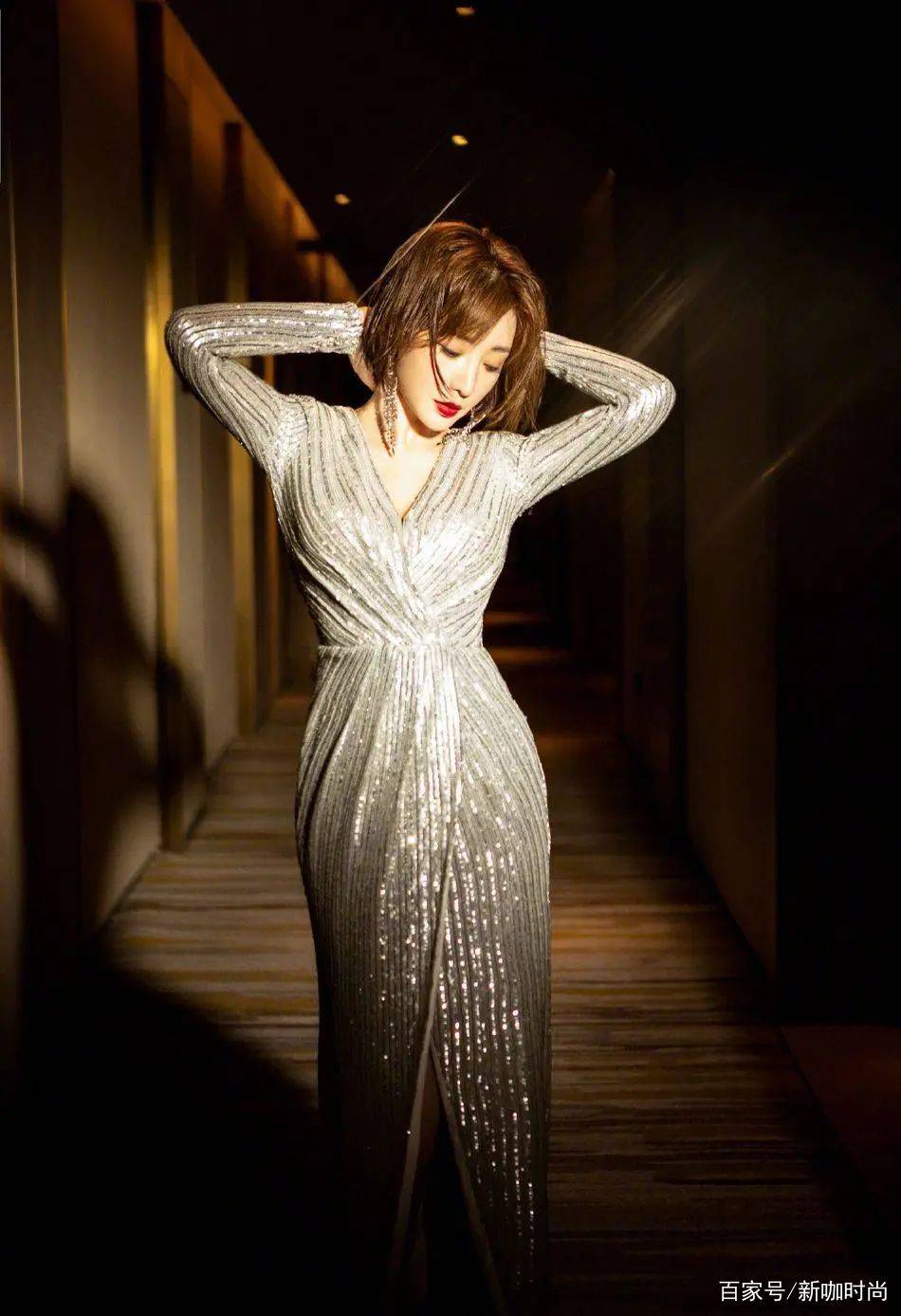 心坎|柳岩真是人间会穿，一袭深V亮片裙闪耀迷人，S型曲线撩到心坎上