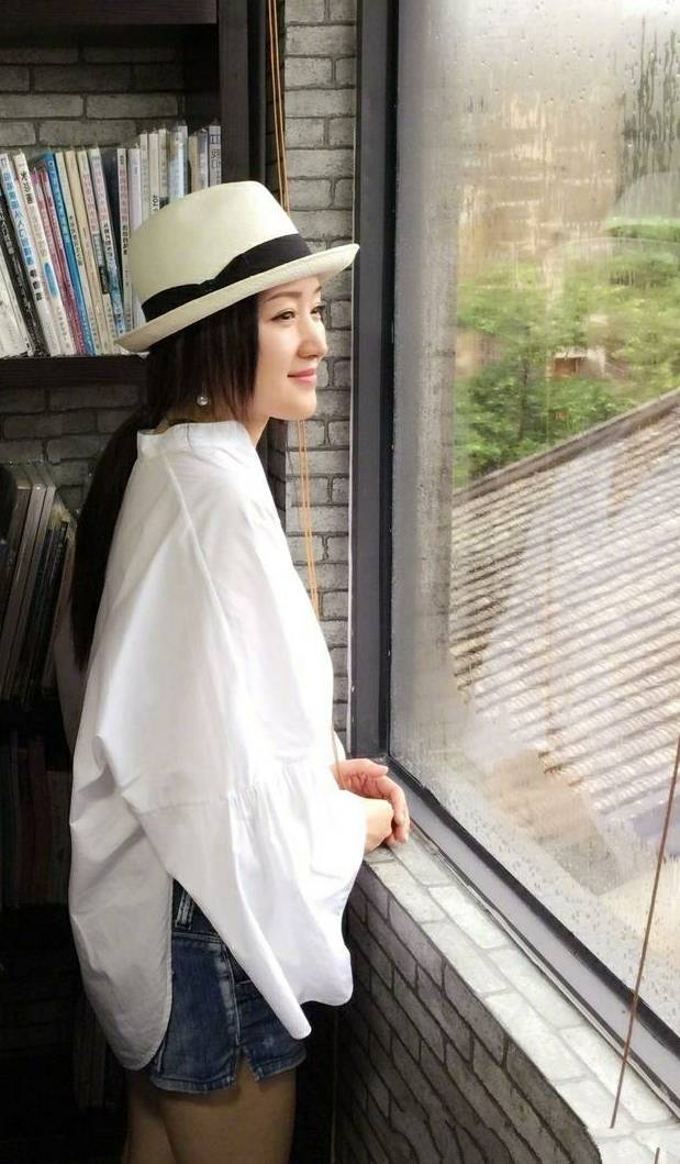 黑色|女人年过半百咋扮嫩，学50岁杨钰莹这样穿，大婶年纪也有少女感