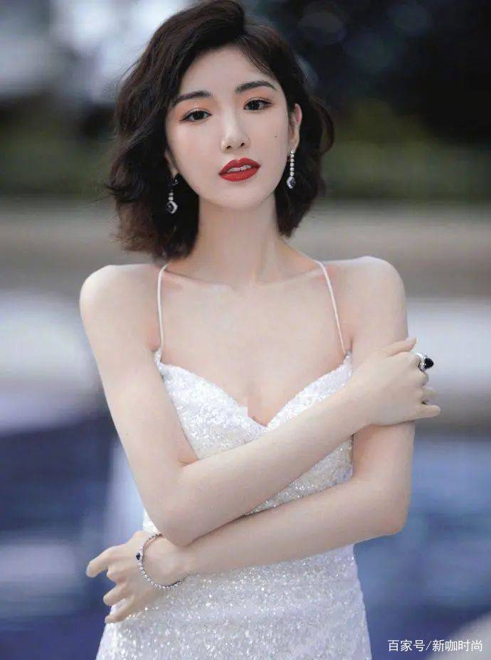 样式|毛晓彤展露时尚一面,一袭白色亮片礼服裙加身,美背线条太迷人!
