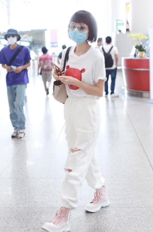 一身|鲁豫这纸片身材随便穿穿就很时尚，卡通T恤都能穿出高级感，服了