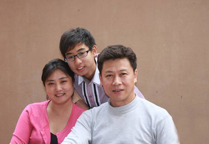 "冻龄男神"胡亚捷:曾与妻子四处租房住,三世同堂最幸福_父母