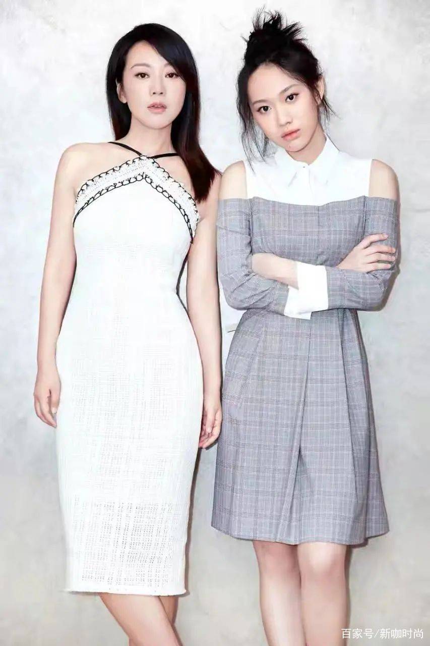 样式|闫妮的年轻态绝了，携女儿拍清新时尚写真，不似母女更像姐妹