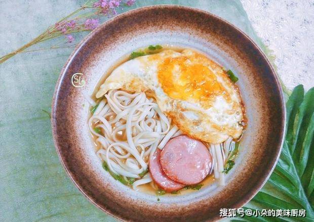 面汤|煮面条不要水开后下锅了,掌握这个技巧,面条爽滑又筋道