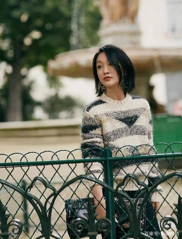 样式|周迅终于把自己穿老，裤裙老人鞋都不算过分，两条围巾才是硬伤