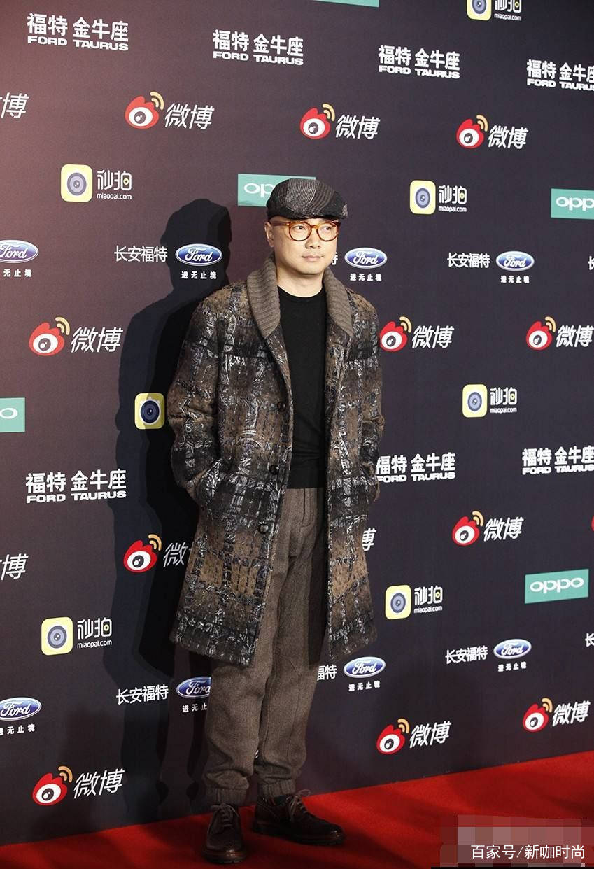 欧风型|徐峥妈妈罕见亮相为儿子助阵，一袭红装气场满满，比儿子还显年轻