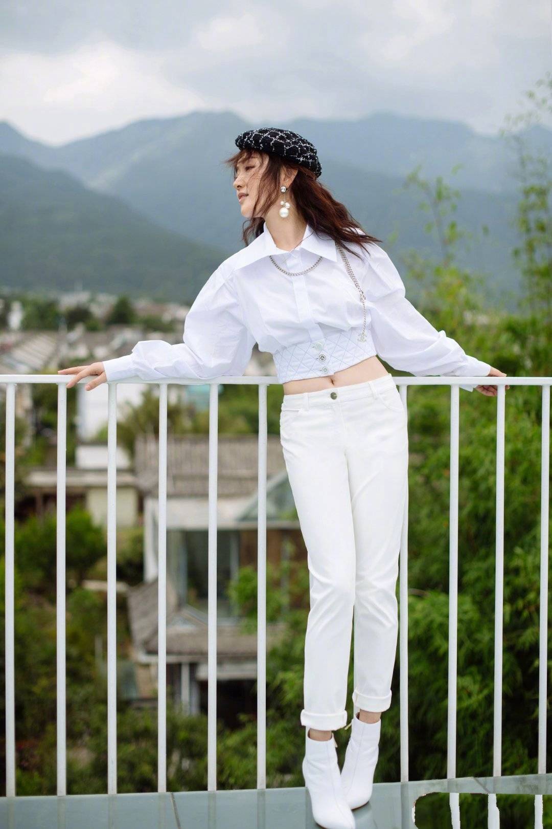 黑色|女人年过半百咋扮嫩，学50岁杨钰莹这样穿，大婶年纪也有少女感