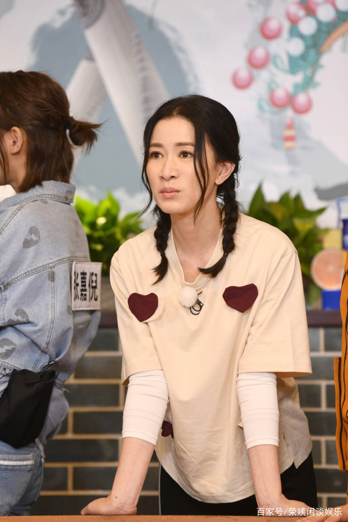 辫子|佘诗曼才是扮嫩高手,穿T恤+百褶裙再扎双马尾辫,哪像46岁?