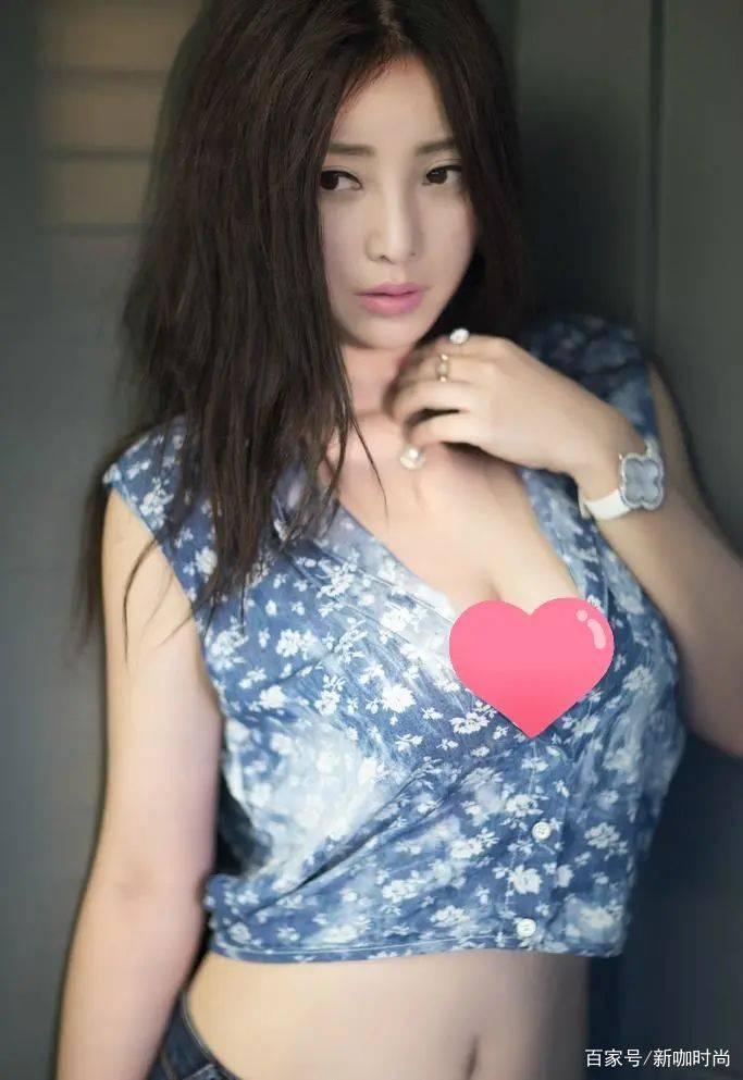 鱼尾|柳岩身材好就是敢穿，低胸上衣秀事业线，我却被“蜜桃臀”吸引了