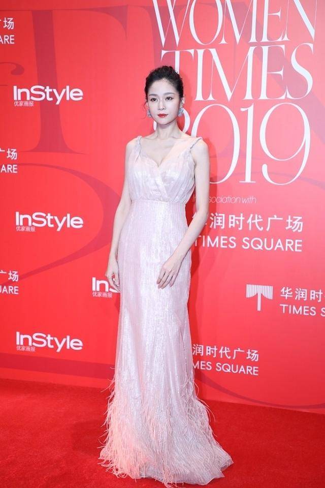 王媛可|王媛可穿拼色裙用“电话线”当肩带，好时髦！