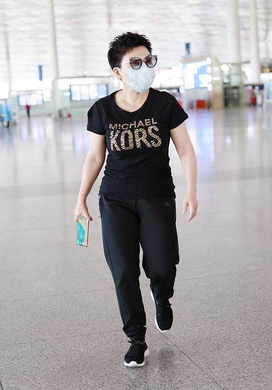 整体|“乒乓女王”邓亚萍罕走机场,155身高走出冠军范,剪超短发太帅