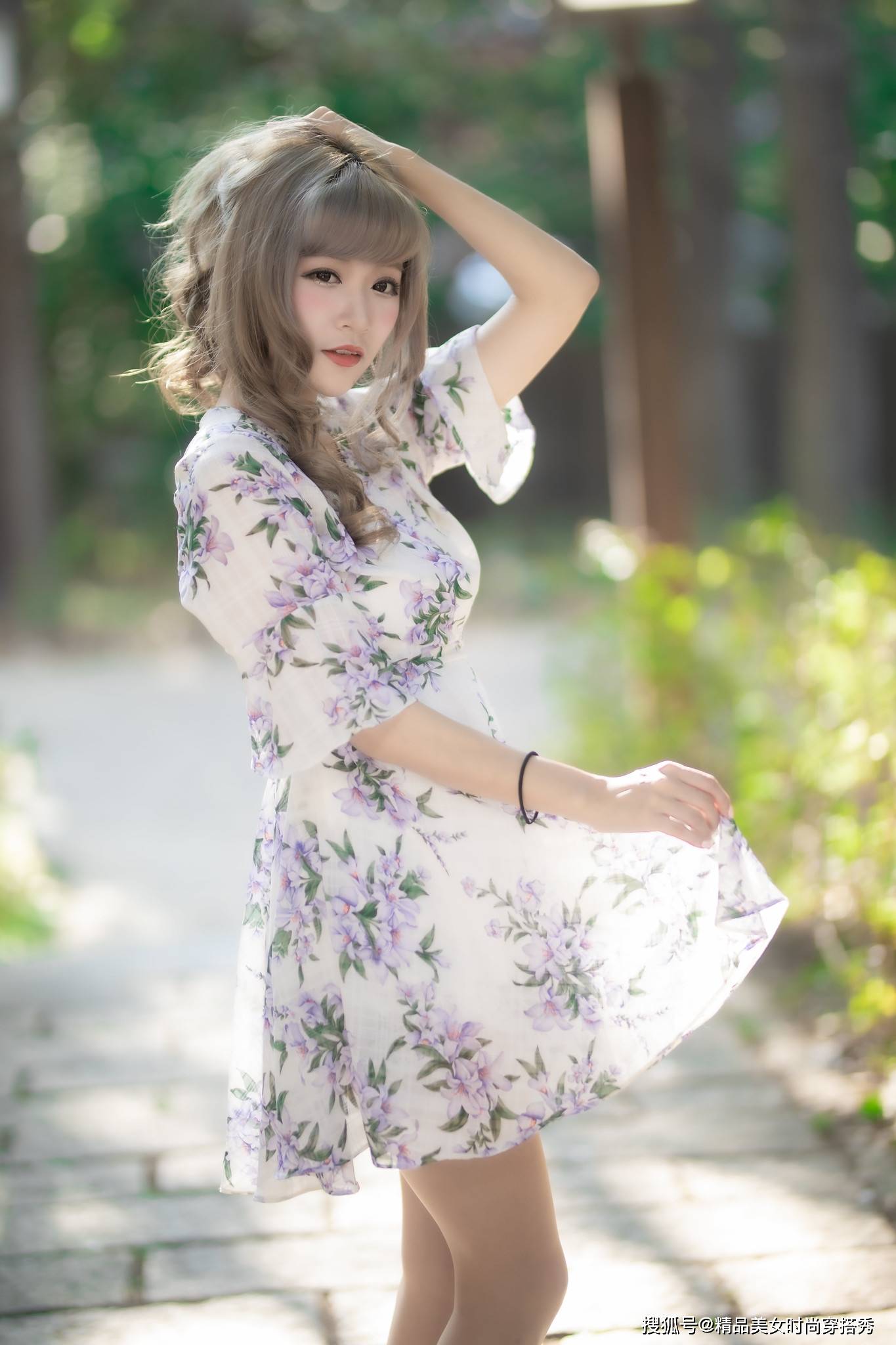 高跟鞋|紫色的印花裙，浪漫的喇叭袖设计，甜美减龄