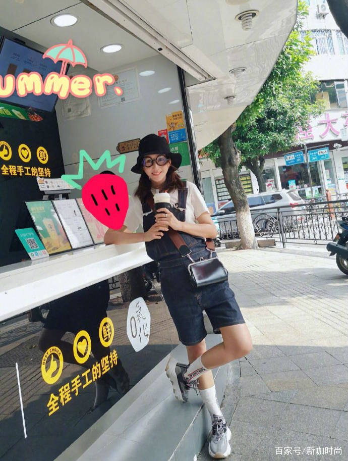 杜若溪|34岁杜若溪厉害了，土味格子衫穿出时尚感，超短裤是被狗撕咬过？