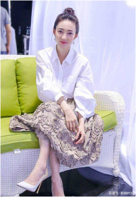 毛衣|王丽坤的时尚太难懂，白色长裤搭球鞋，这“破毛衣”我奶奶都不穿