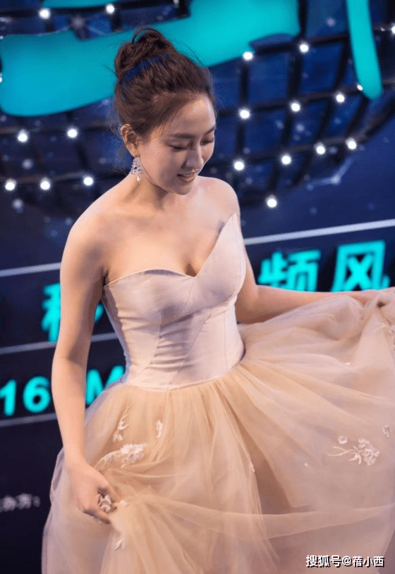 身材|马苏真拼啊，为了让身材比例更好，这么紧的抹胸裙都穿出了高级感