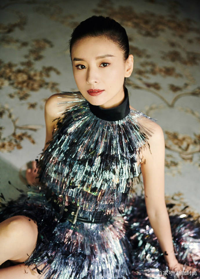 一身|不化妆的董洁更美？一身休闲装走机场，分明是16年前的“冷清夏”