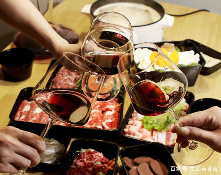 吃饭的时候,我们去的是西餐厅,所以当时朋友还特地点了一瓶红酒.