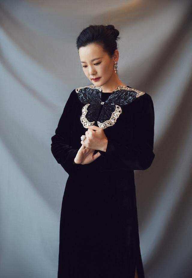 风景|咏梅气质真没得挑，穿丝绒长裙美成一道风景，优雅到骨子里的女人