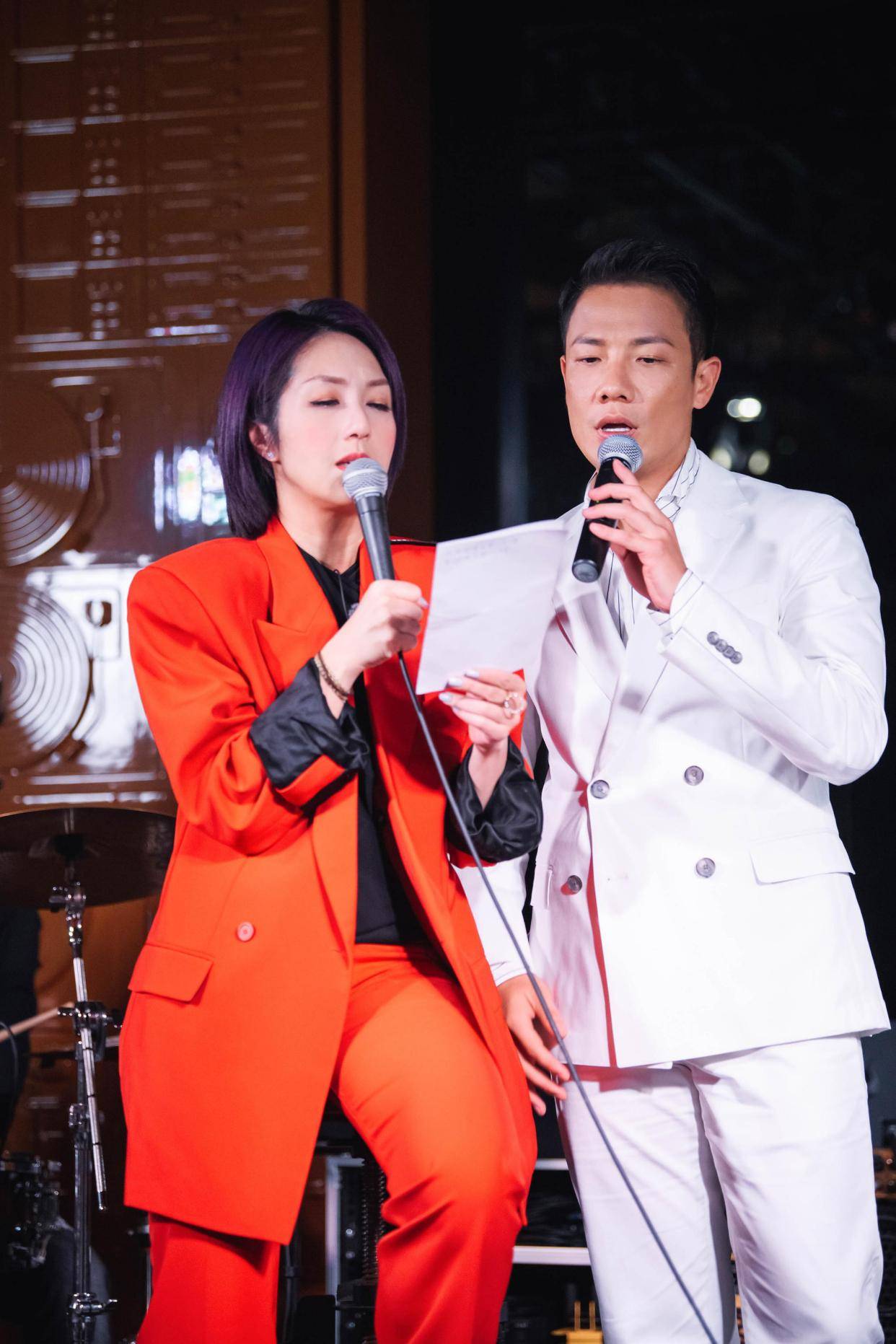 杨千嬅|西装是奔四奔五女人的“时尚战袍”，杨千嬅御姐范，宋佳美到犯规